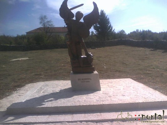 528594_3669259459362_1246770104_n